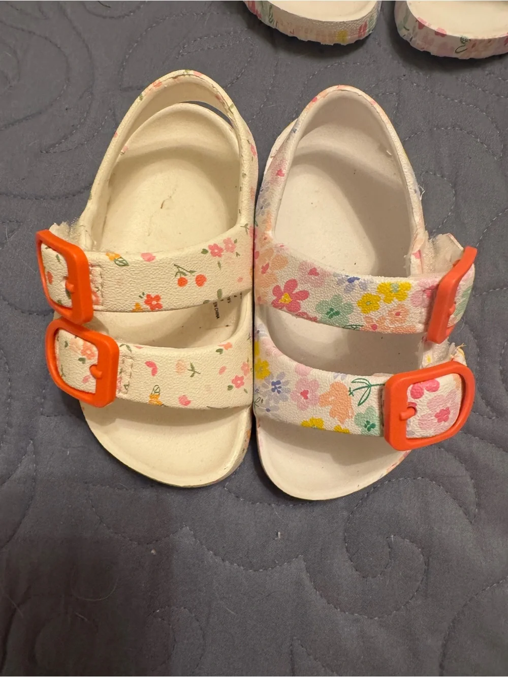 3 PAIR OF LITTLE GIRLS SHOES - SANDALS & A PAIR OF MINNIE MOUSE WATER SHOES